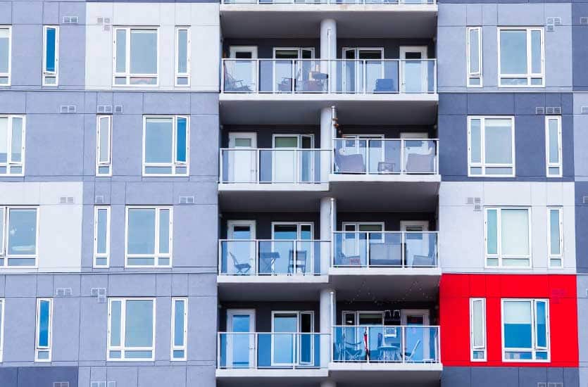 İstanbul dış cephe boyama hizmeti için kullanılan görselde, Boyacıyım ustası tarafından mavi, mor ve kırmızı renklerde boyadığı modern bir bina var.