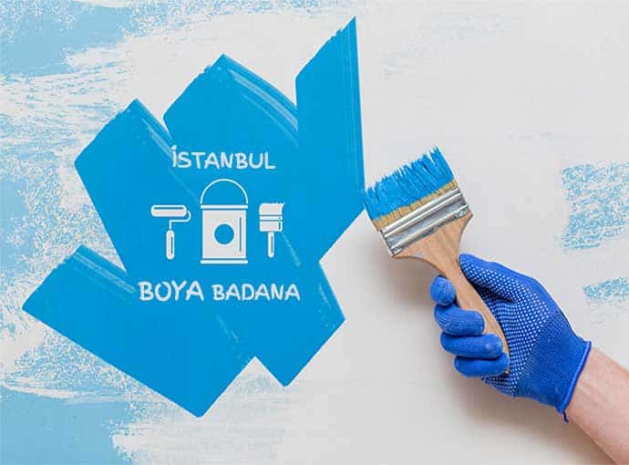 Boya Badana Fiyatları Nasıl Belirlenir konusu için kullanılan görselde, İstanbul boyacı ustası boya fırçası ile mavi duvara Boyacıyım yazısı yazmış.