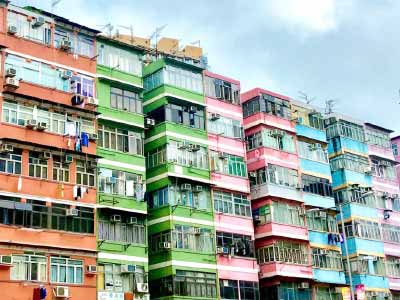 Dış cephe boyası renkleri kategorimiz için kullanılan görselde,dış cepheleri İstanbul boyacı ustaları tarafından boyanmış rengarenk apartmanlar var.