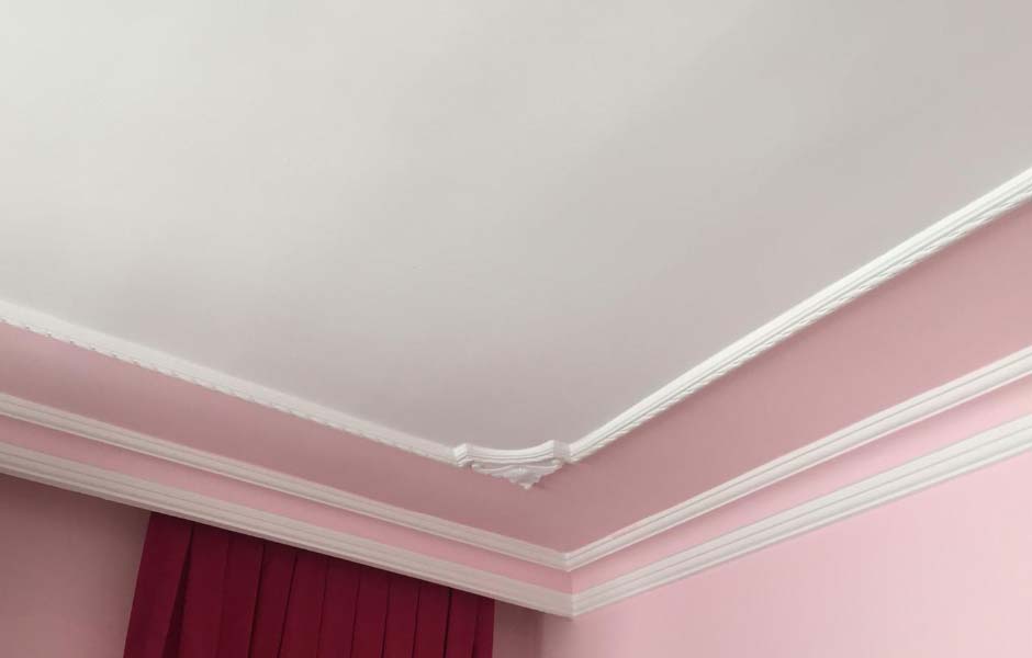 İstanbul tavan boyama uygulaması görselinde, pembe ve beyaz renkli alçıpan bir tavan var.