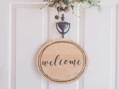 Kapı boyası renkleri kategorisi için kullanılan görselde, üzerinde Welcome yazısı olan beyaz bir panel kapı var.