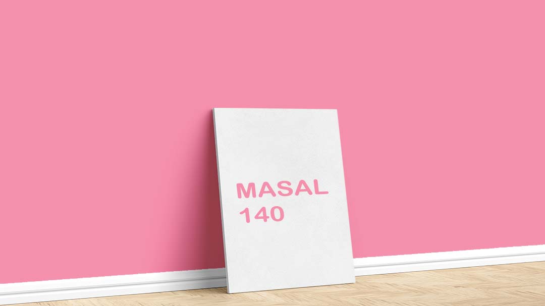 Filli Boya Kırmızı Duvar Boyası – Masal 140. Filli Boya kırmızı duvar boyası için kullanılan görselde, Masal 140 isimli iç cephe rengiyle boyanmış bir duvar var.