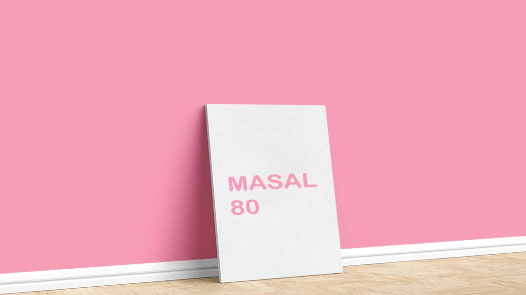 Filli Boya Kırmızı Duvar Boyası – Masal 80. Filli Boya kırmızı duvar boyası için kullanılan görselde, Masal 80 isimli iç cephe rengiyle boyalı bir duvar var.