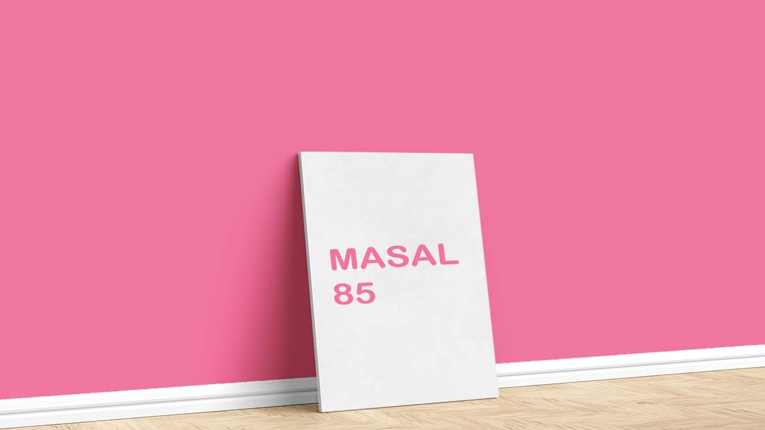Filli Boya Kırmızı Duvar Boyası – Masal 85. Filli Boya kırmızı duvar boyası için kullanılan görselde, Masal 85 kodlu iç cephe rengiyle boyanmış bir duvar var.