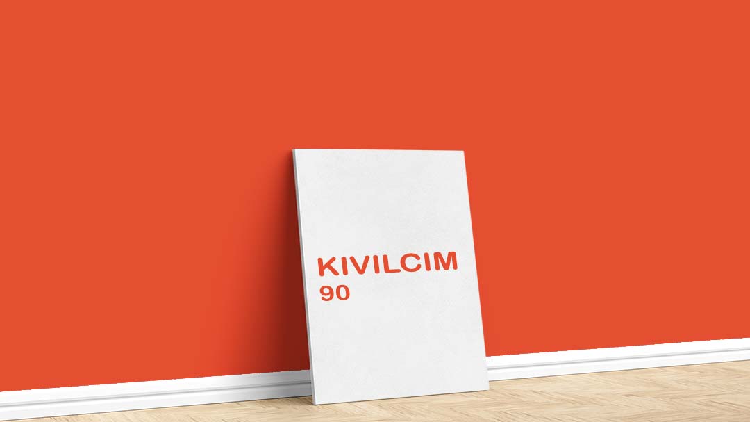 Filli Boya kırmızı duvar boyası için kullanılan görselde, Kıvılcım 90 isimli iç cephe rengiyle boyanmış bir duvar var.