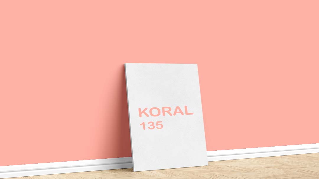 Filli Boya Kırmızı Duvar Boyası – Koral 135. Filli Boya kırmızı duvar boyası için kullanılan görselde, Koral 135 isimli iç cephe rengiyle boyanmış bir duvar var.