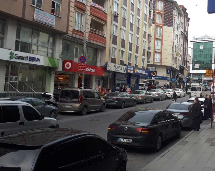 Yenibosna Yıldırım Beyazıt Caddesi Manzarası. Yenibosna Semti Yıldırım Beyazıt Caddesi