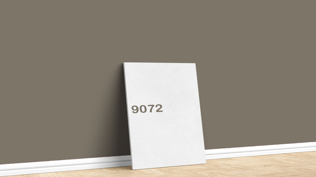 Dyo Bej/Kahve İç Cephe Renkleri – 9072. Dyo bej/kahve duvar boyası için kullanılan görselde, 9072 kodlu iç cephe boyasıyla boyalı bir duvar var.