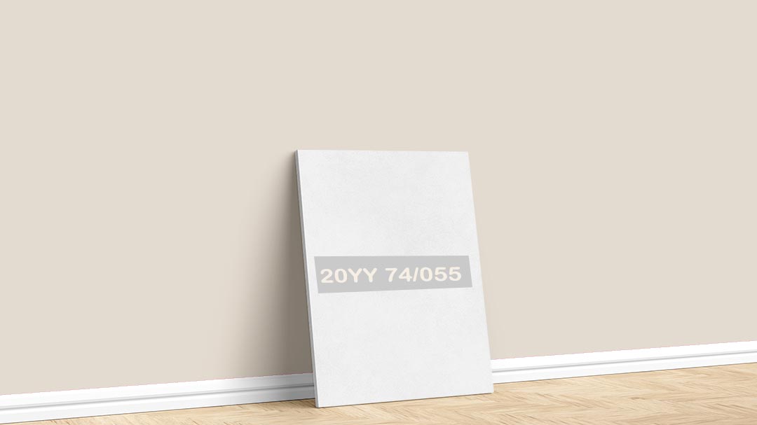 Marshall Soft Beyaz 20YY 74/055 Boya Rengi. Görselde, Marshall boya katoloğu içesinde yer alan Marshall soft beyaz 20YY 74/055 kodlu iç cephe rengiyle boyalı bir duvar var.