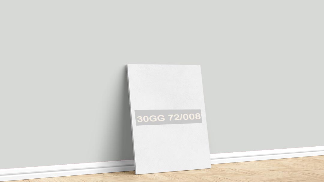Marshall Soft Beyaz 30GG 72/008 Boya Rengi. Görselde, Marshall boya katoloğu içesinde yer alan Marshall soft beyaz 30GG 72/008 kodlu iç cephe rengiyle boyalı bir duvar var.