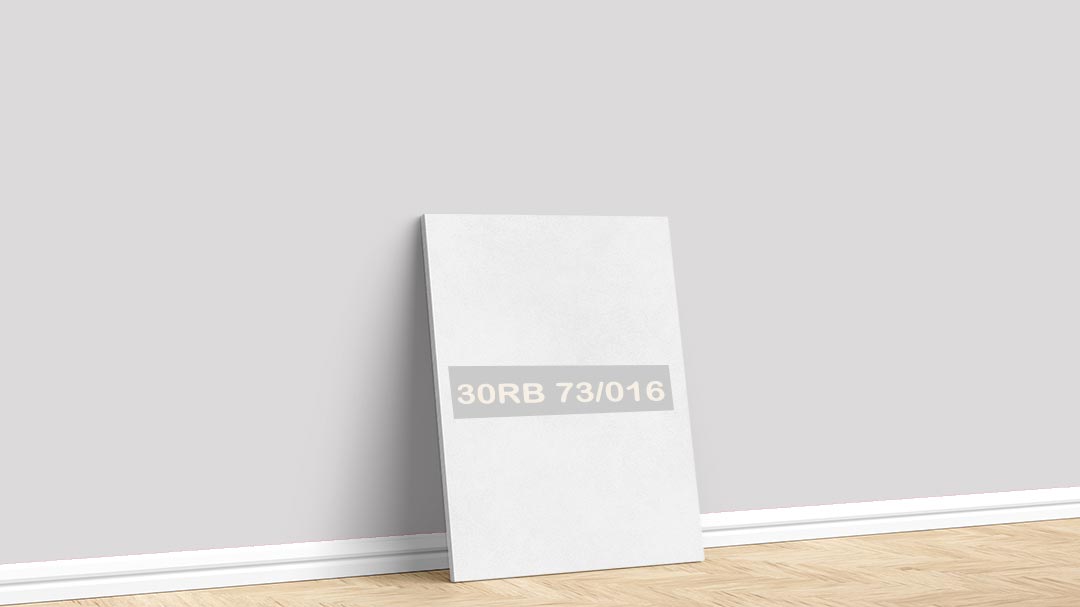 Marshall Soft Beyaz 30RB 73/016 Boya Rengi. Görselde, Marshall boya katoloğu içesinde yer alan Marshall soft beyaz 30RB 73/016 kodlu iç cephe rengiyle boyalı bir duvar var.