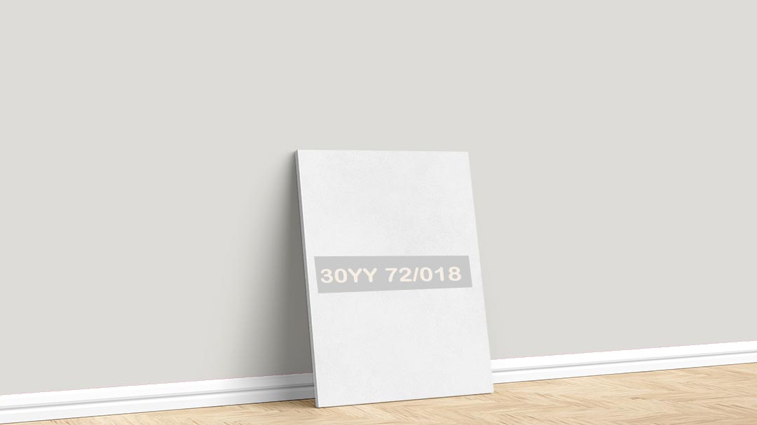 Marshall Soft Beyaz 30YY 72/018 Boya Rengi. Görselde, Marshall boya katoloğu içesinde yer alan Marshall soft beyaz 30YY 72/018 kodlu iç cephe rengiyle boyalı bir duvar var.