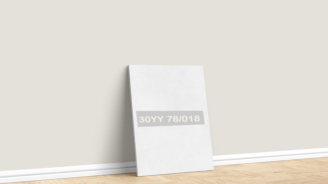 Marshall Soft Beyaz 30YY 78/018 Boya Rengi. Görselde, Marshall boya katoloğu içesinde yer alan Marshall soft beyaz 30YY 78/018 kodlu iç cephe rengiyle boyalı bir duvar var.
