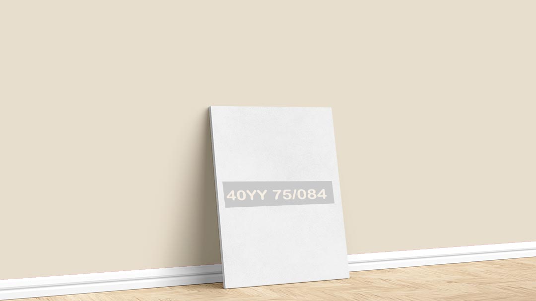 Marshall Soft Beyaz 40YY 75/084 Boya Rengi. Görselde, Marshall boya katoloğu içesinde yer alan Marshall soft beyaz 40YY 75/084 kodlu iç cephe rengiyle boyalı bir duvar var.
