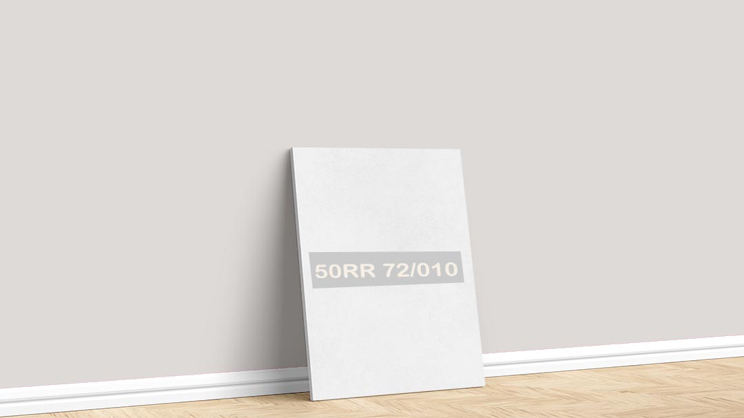 Marshall Soft Beyaz 50RR 72/010 Boya Rengi. Görselde, Marshall boya katoloğu içesinde yer alan Marshall soft beyaz 50RR 72/010 kodlu iç cephe rengiyle boyalı bir duvar var.
