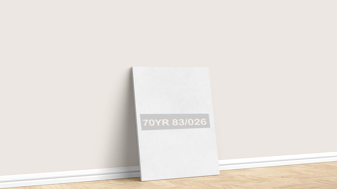Marshall Soft Beyaz 70YR 83/026 Boya Rengi. Marshall Soft Beyaz boya rengi için kullanılan görselde, 70YR 83/026 kodlu iç cephe rengiyle boyalı bir duvar var.