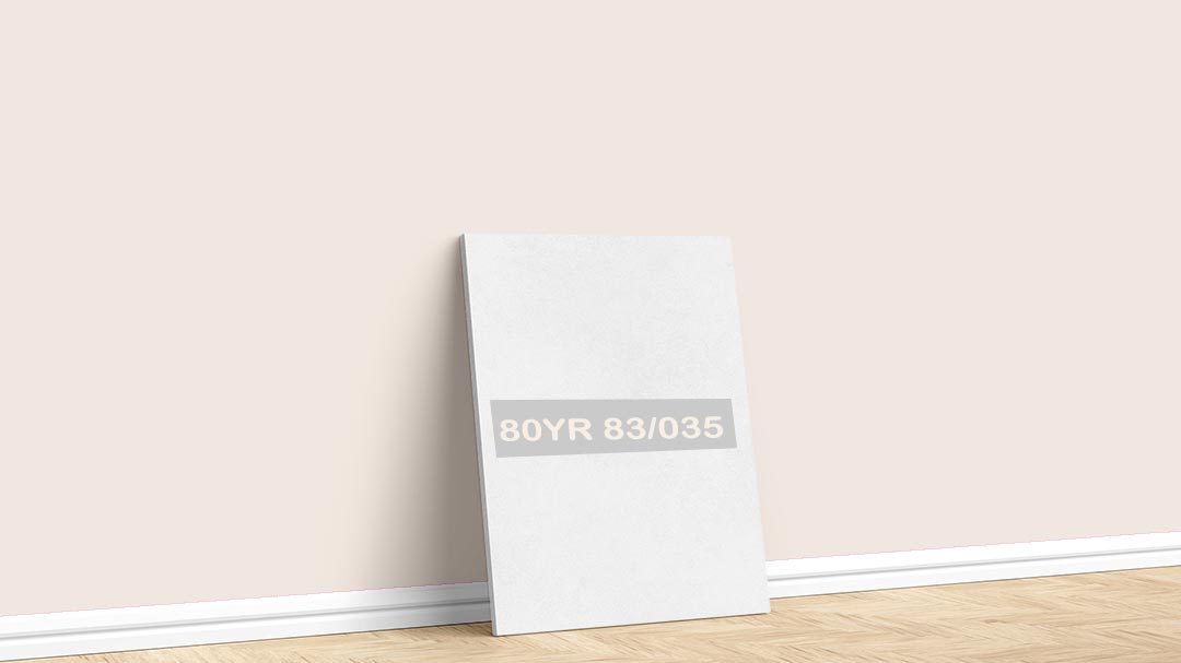 Marshall Soft Beyaz 80YR 83/035 Boya Rengi. Marshall Soft Beyaz boya rengi için kullanılan görselde, 80YR 83/035 kodlu iç cephe rengiyle boyalı bir duvar var.