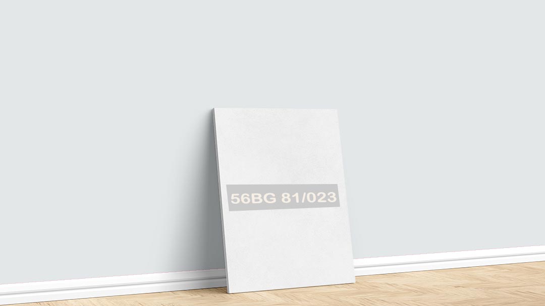 Marshall Soft Beyaz 56BG 81/023 Boya Rengi. Görselde, Marshall boya katoloğu içesinde yer alan Marshall soft beyaz 56BG 81/023 kodlu iç cephe rengiyle boyalı bir duvar var.