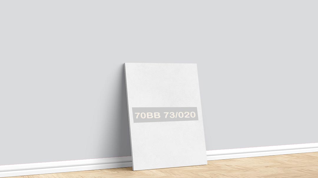 Marshall Soft Beyaz 70BB 73/020 Boya Rengi. Görselde, Marshall boya katoloğu içesinde yer alan Marshall soft beyaz 70BB 73/020 kodlu iç cephe rengiyle boyalı bir duvar var.