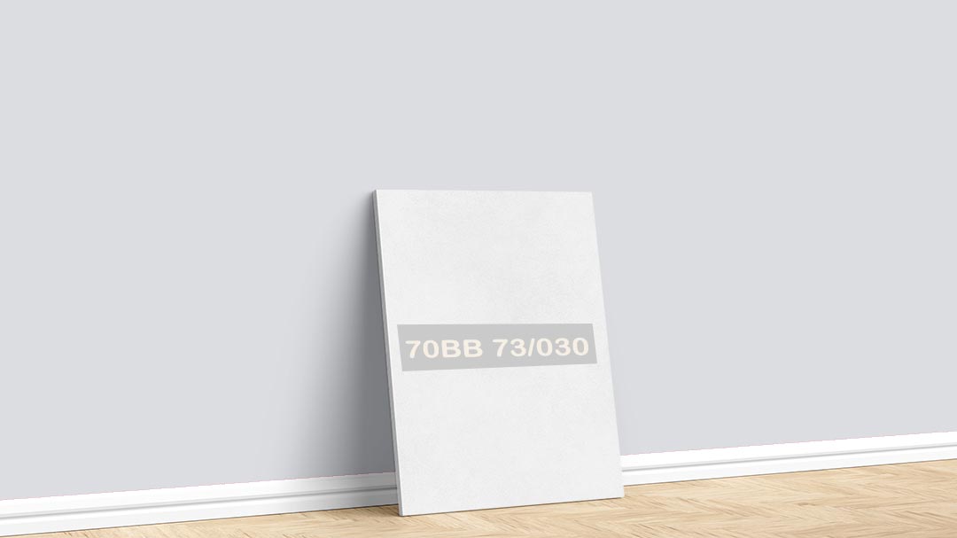 Marshall Soft Beyaz 70BB 73/030 Boya Rengi. Görselde, Marshall boya katoloğu içesinde yer alan Marshall soft beyaz 70BB 73/030 kodlu iç cephe rengiyle boyalı bir duvar var.
