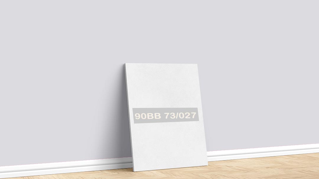 Marshall Soft Beyaz 90BB 73/027 Boya Rengi. Görselde, Marshall boya katoloğu içesinde yer alan Marshall soft beyaz 90BB 73/027 kodlu iç cephe rengiyle boyalı bir duvar var.