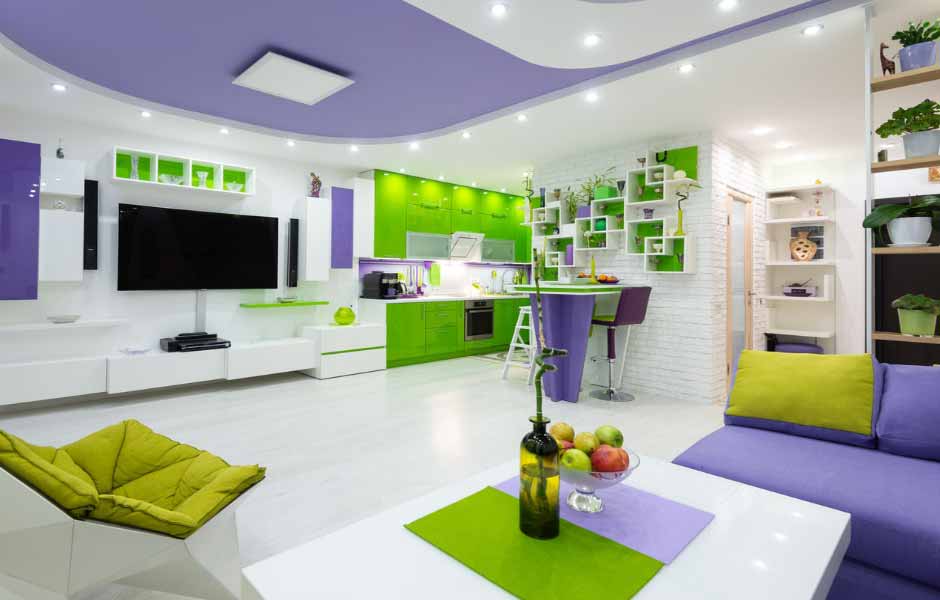 Bodrum kat boya renkleri için kullanılan görselde, duvarları beyaza ve asma tavanı laciverte boyanmış modern bir salon var.