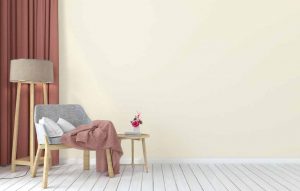 Görselde, fildişi duvar boyası rengine boyanmış bir oda var.
