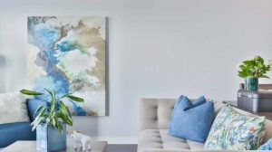 Bodrum kat boya renkleri için kullanılan görselde, duvarları açık griye boyanmış bir oturma odası var.