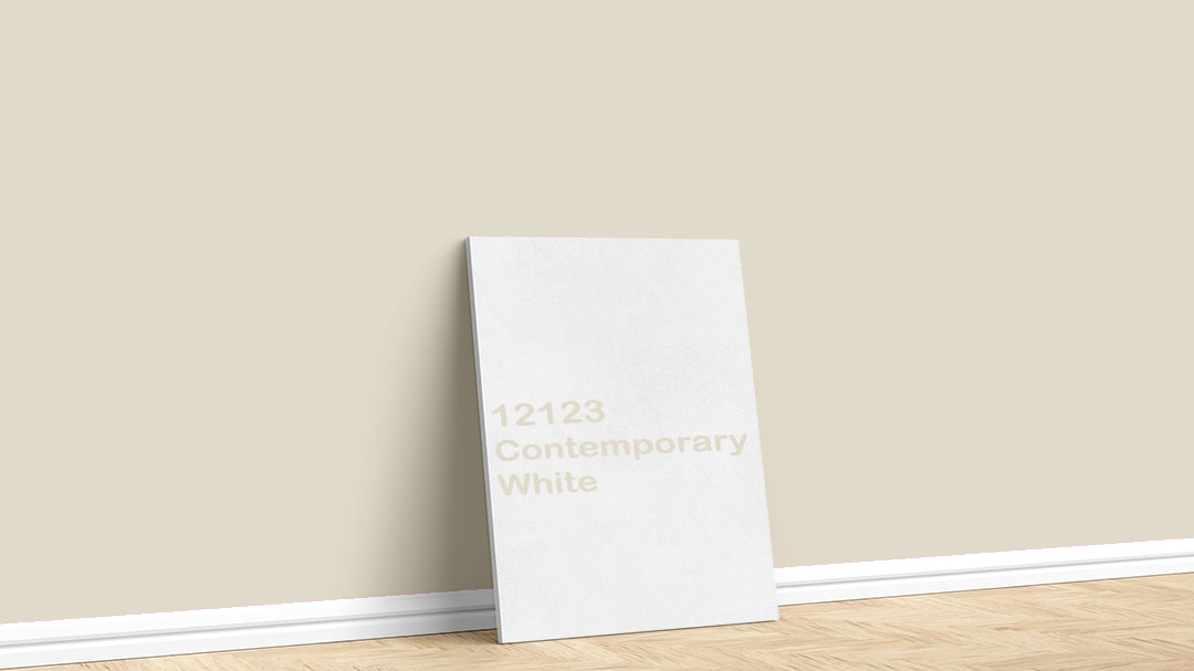 Jotun Altınımsı Beyaz Boya Rengi – 12123 Contemporary White. Jotun altınımsı beyaz boya rengi için kullanılan görselde, 12123 Contemporary White adlı iç cephe boyasıyla boyalı bir duvar var.