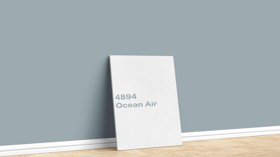 Jotun Pastel Mavi Boya Rengi – 4894 Ocean Air. Jotun pastel mavi boya rengi için kullanılan görselde, 4894 Ocean Air adlı iç cephe boyasıyla boyalı bir duvar var.