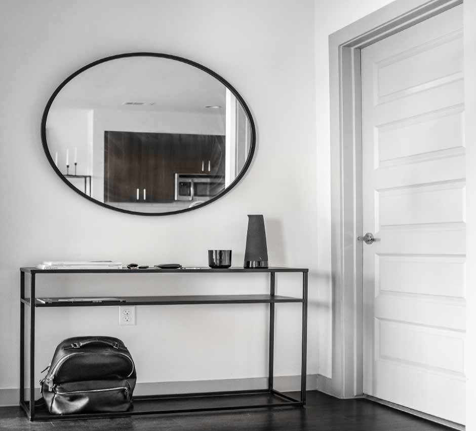 Görselde, açık gri renge boyalı modern bir ahşap iç kapı var.