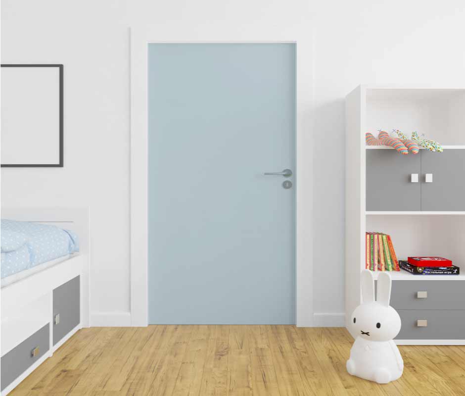 Görseldeki çocuk odasında, açık mavi renge sahip ahşap bir kapı var.