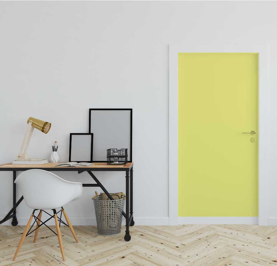 Görselde, güneş ışığını andıran açık sarı renkli kapıya sahip bir home ofis var.