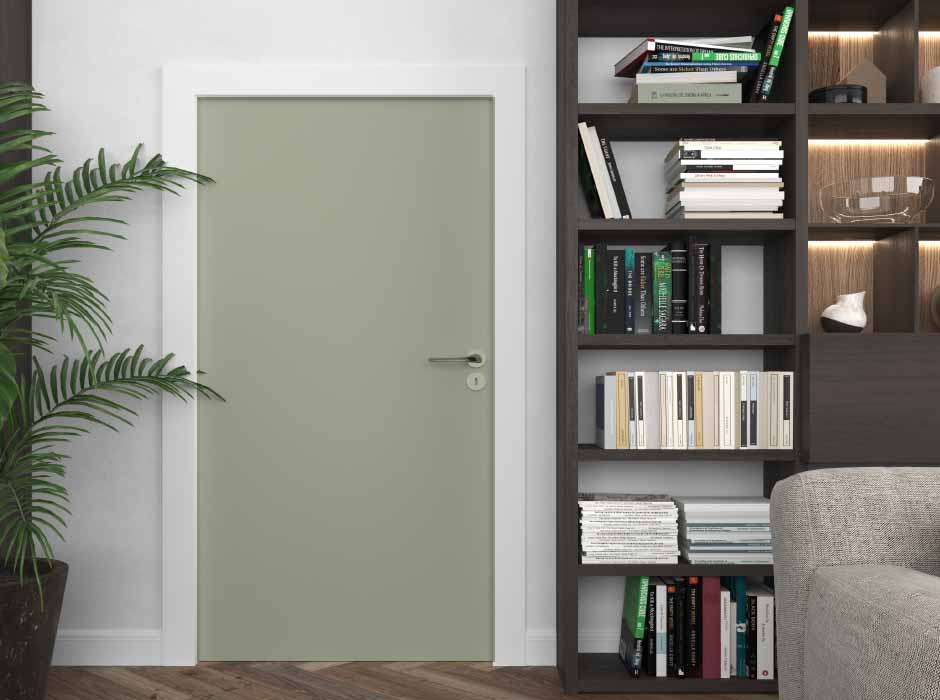 Görselde, beyaz duvarları olan bir odada yeşil renkli ahşap bir kapı var.