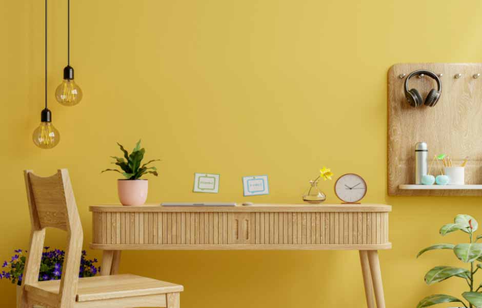 Görselde, güneş ışığını temsil eden mutluluğun rengi sarı ile boyanmış bir home ofis var.