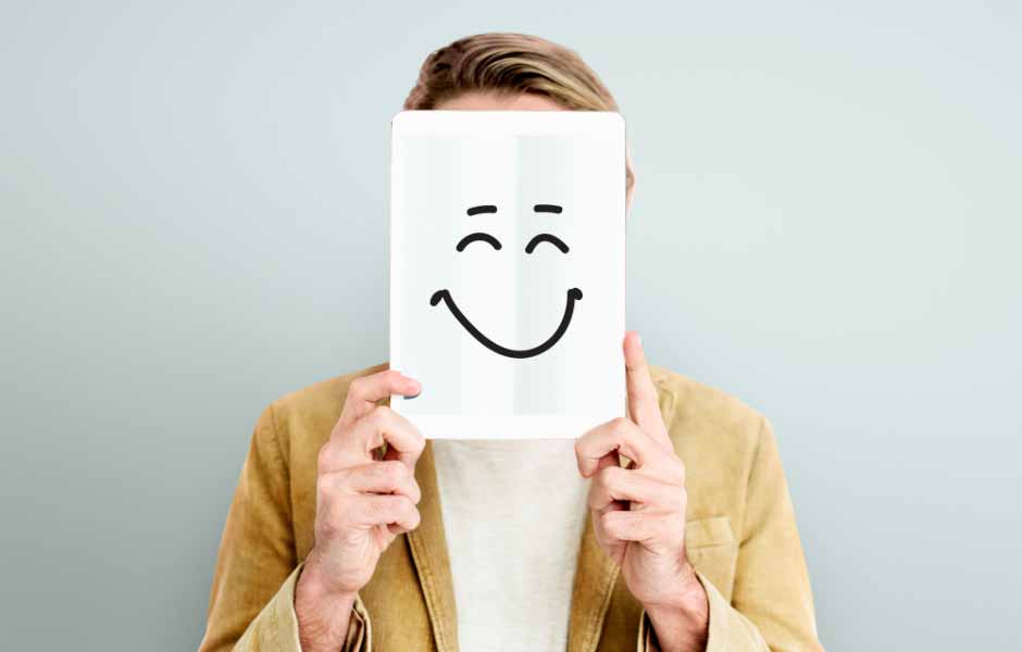 İç cephe renklerin anlamları için kullanılan görselde, yüzüne gülen yüz maskesi takımış bir adam var.