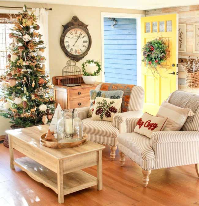 Görselde, salona açılan açık sarı boya renginde bir ahşap kapı var.