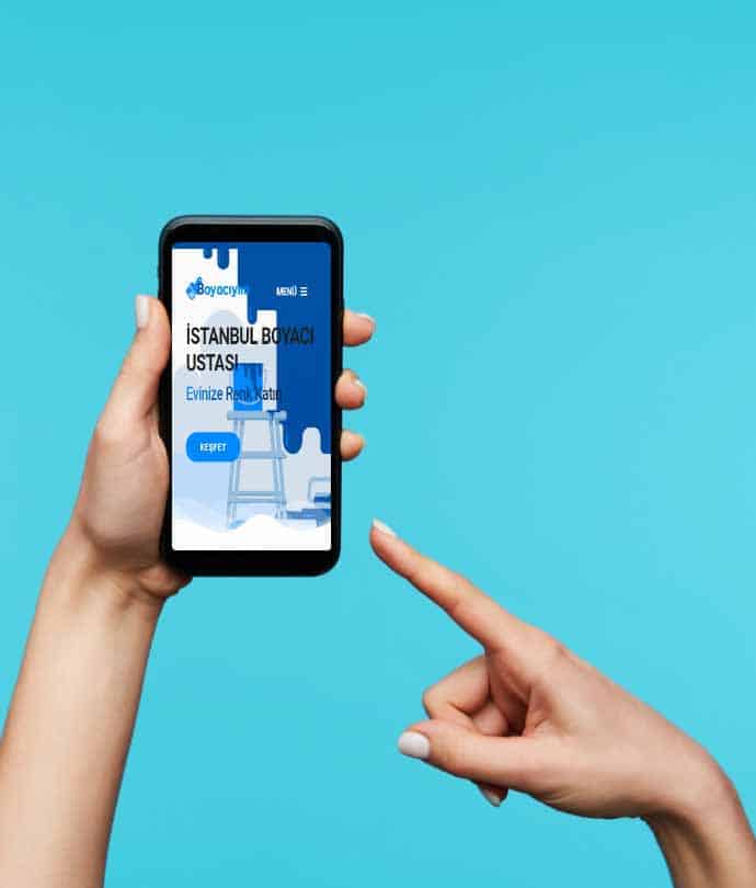 Bayan bir müşterimiz cep telefonuyla Boyacıyım sitemizi ziyaret ediyor.