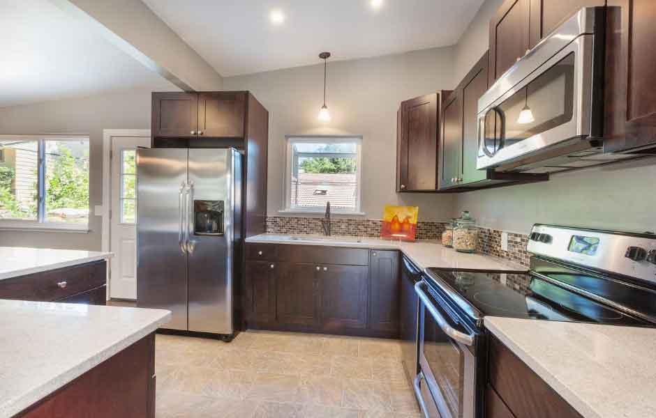 Koyu Ahşap Renkli Mutfak Dolabı.