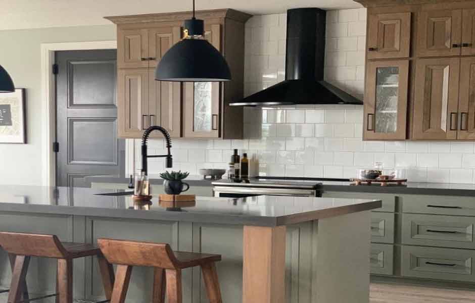 Gri ve Ahşap Renkli Mutfak Dolabı.