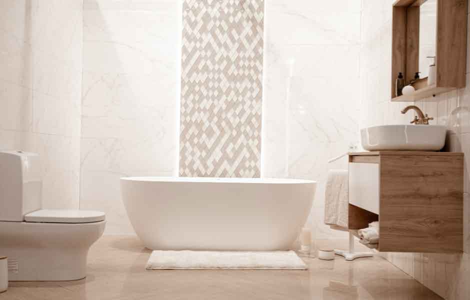 Banyo fayans modelleri 2023 için kullanılan görselde, küvet duvarları desenli, geri kalan yüzeyleri beyaz seramik karolara sahip bir banyo var.