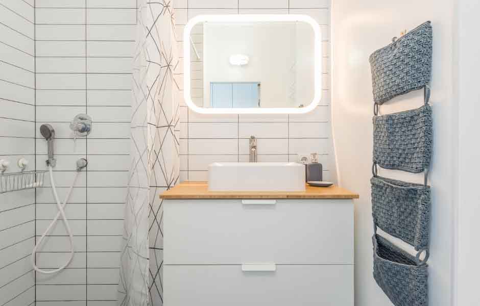 Banyo Fayansı Boyama Nasıl Yapılır başlıklı yazı için öne çıkarılan bu görselde, klasik şeritli fayans karolarına sahip bir banyo var.