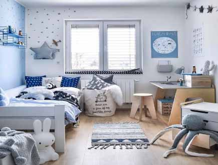 Çocuk Odası Beyaz Boya Rengi. Görselde, açık mavi ve beyaz duvarlara sahip bir erkek çocuk odası var.