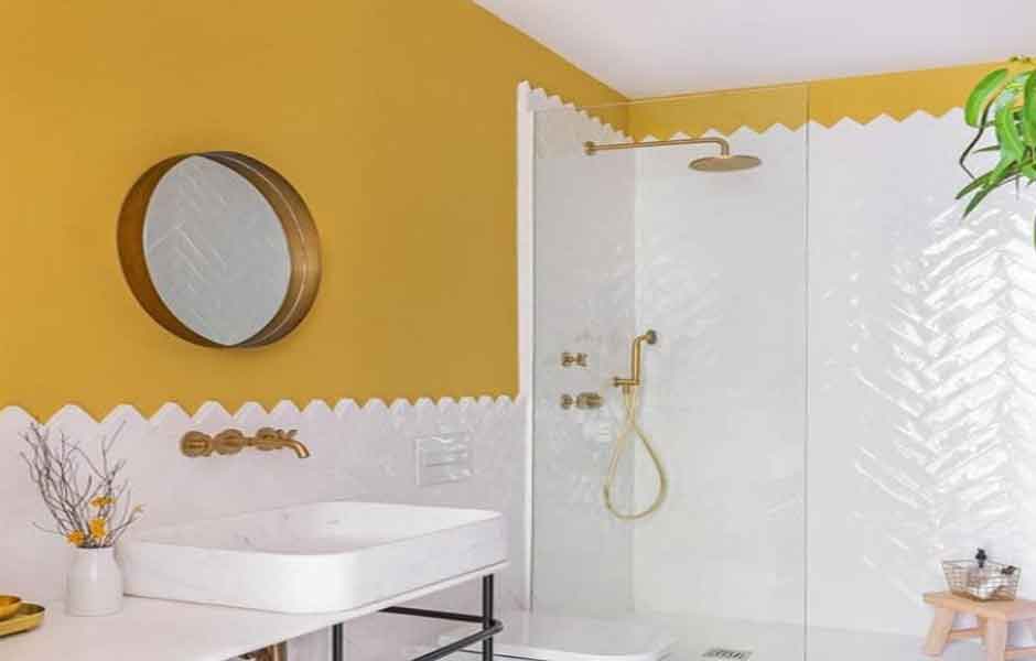 En İyi Banyo Duvar Renkleri yazımız için kullanılan görselde, sarı renkli duvarlara sahip aydınlık bir banyo var.