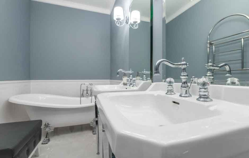 En İyi Banyo Duvar Renkleri yazımız için kullanılan öne çıkarılmış görselde, mavi renkli duvarlara sahip huzur veren sade bir banyo var.