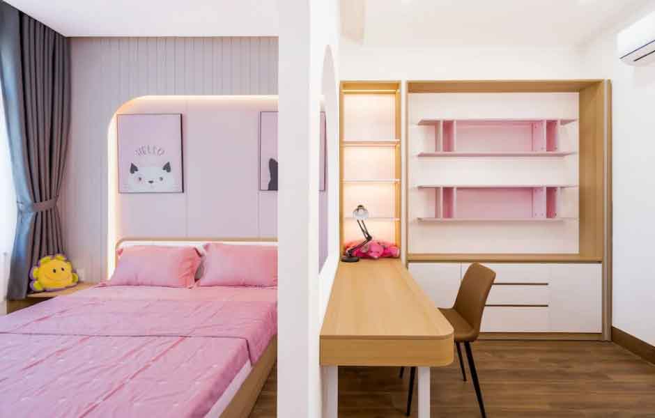 Görselde, beyaz ve mor duvarları olan enerjik ve neşeli bir atmosfere sahip kız çocuk odası var.