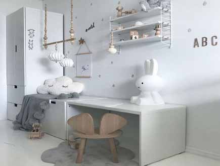 Çocuk Odası Nötr Boya Rengi. Görselde,beyaz duvarları olan sade bir çocuk odası var.