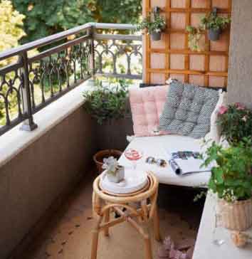 Görselde, açık kahverengi duvarlara sahip doğal görünümlü bir balkon var.
