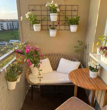 Balkon duvar boyası renkleri için kullanılan görselde, krem tonu duvarlara sahip bir balkon var.