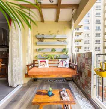 Balkon duvar boyası renkleri için kullanılan görselde, pastel sarısı duvarlara sahip aydınlık bir balkon var.